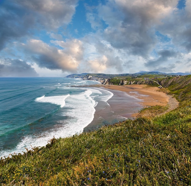 Vue sur la plage Azkorri ou Gorrondatxe