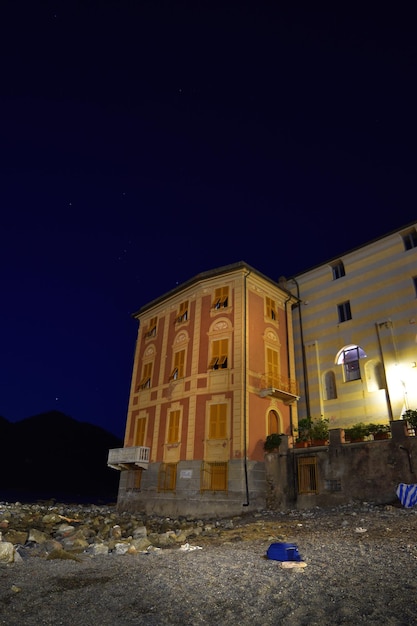 Vue de la plage de Baia del Silenzio la nuit avec des lumières et des reflets spectaculaires