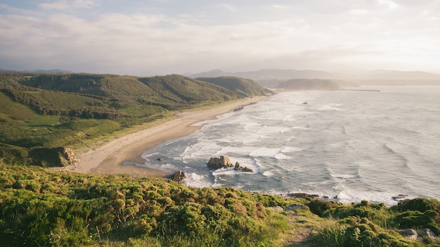 Vue sur la plage de Bayas par une journée ensoleillée, sur la côte de Bayas, dans les Asturies, en Espagne. C'est la plus longue plage de toute la côte asturienne.