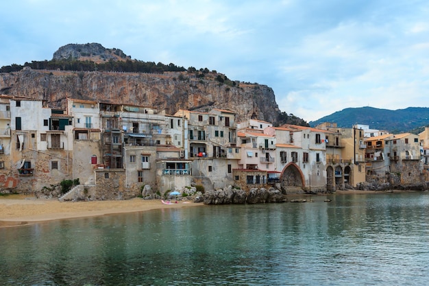 Vue sur la plage de Cefalu Sicile Italie