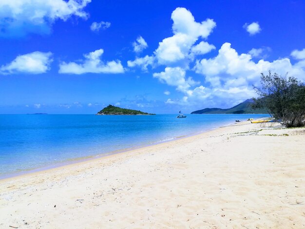 Photo vue de la plage contre un ciel nuageux