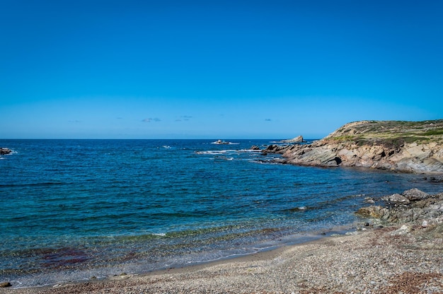 Vue sur la plage de coscia di donna en journée ensoleillée