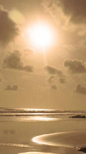 Photo la vue de la plage dikala yang cerah au coucher du soleil horizon 22