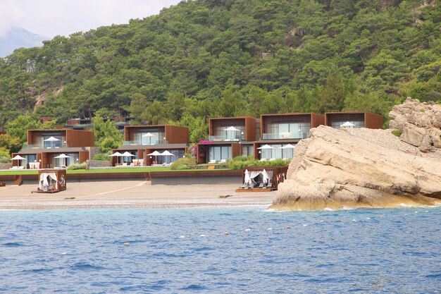 Une vue sur la plage du complexe avec un gros rocher devant.