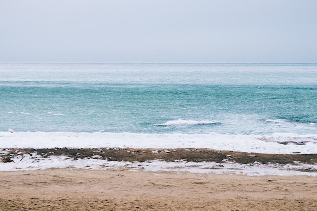 Vue de la plage à l'eau gelée