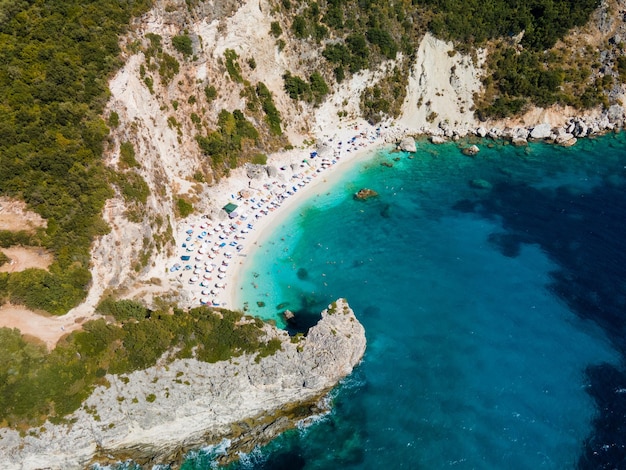 Vue sur la plage de l'île de Lefkada avec de l'eau bleue de la mer ionienne