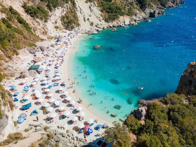Vue sur la plage de l'île de Lefkada avec de l'eau de mer ionienne bleue Grèce