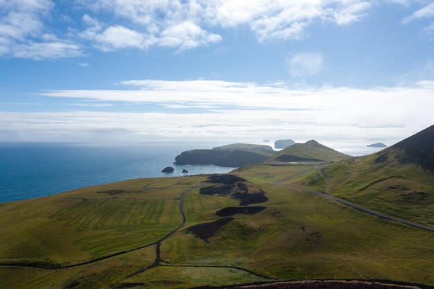 Vue sur la plage des îles Westman avec l'île de l'archipel en arrière-plan. Paysage d'Islande.Vestmannaeyjar