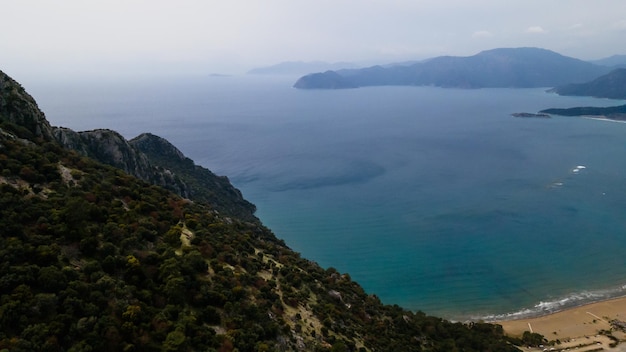 Vue sur la plage d'Iztuzu depuis la colline de Dalyan en Turquie. Photo de haute qualité