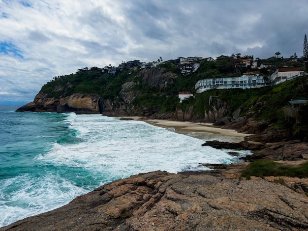 Vue sur la plage de Joatinga Rio de Janeiro Brésil Jour avec ciel bleu et quelques nuages