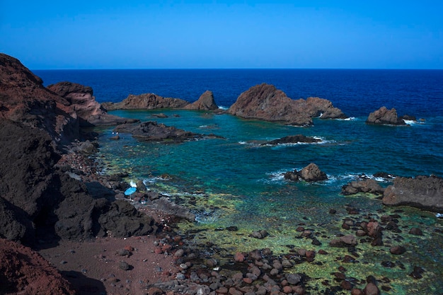 Vue de la plage de lave de Linosa appelée Faraglioni