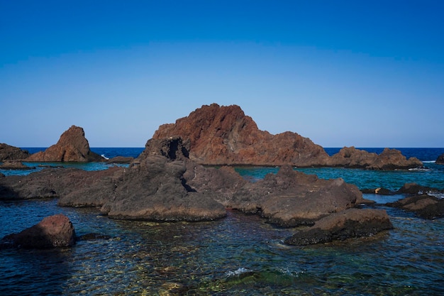 Vue de la plage de lave de Linosa appelée Faraglioni