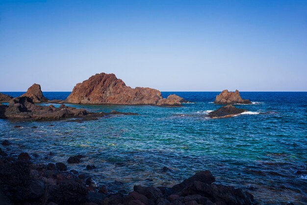 Vue de la plage de lave de Linosa appelée Faraglioni