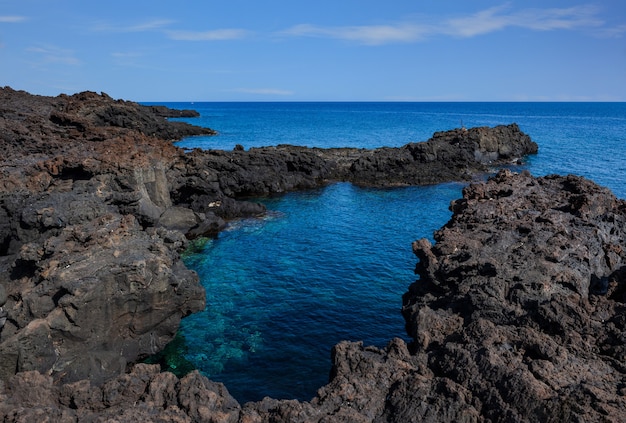 Vue sur la plage de lave de Linosa Appelée Mannarazza, Sicile. Italie