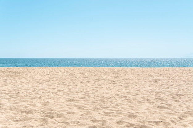 vue de la plage en lignes symétriques