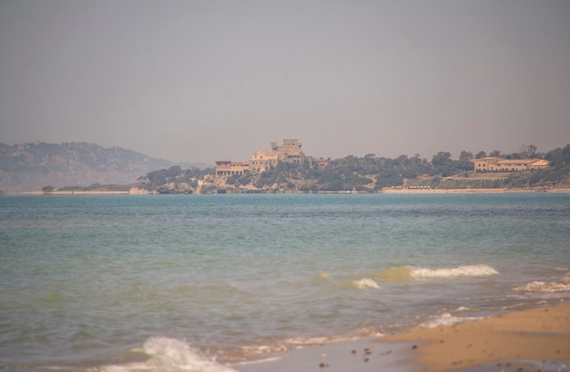 Vue sur la plage de Marina di Butera qui surplombe la ville sicilienne de Gela