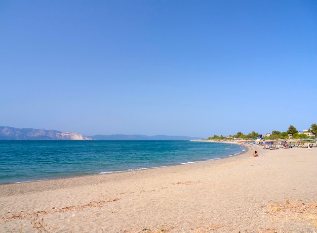 Vue sur la plage de la mer Égée sur l'île grecque d'Eubée en Grèce lors d'une journée ensoleillée
