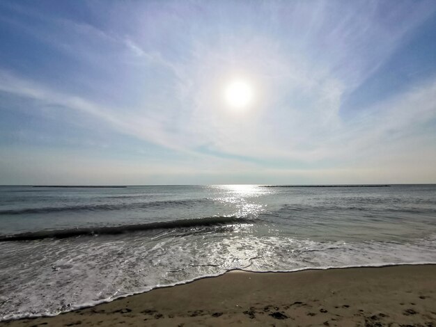 Vue sur la plage et la mer le matin, beau paysage