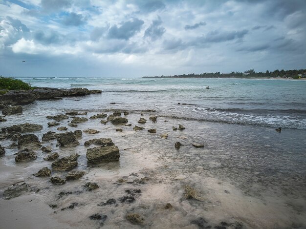 Vue sur la plage naturelle de Xpu-Ha sur la Riviera Maya au Mexique sous un ciel d'hiver nuageux.