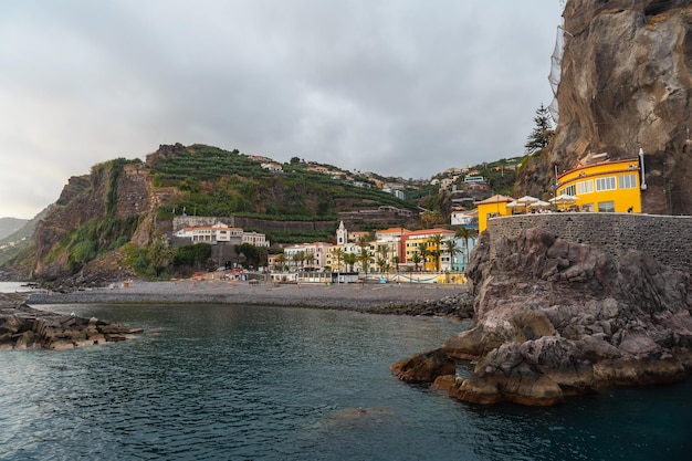 Vue sur la plage de Ponta do Sol en été depuis le front de mer appelé Cais da Madeira Portugal