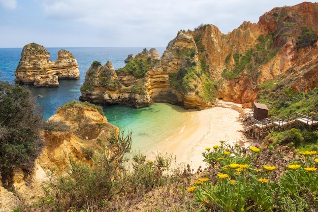 Vue sur la plage de Praia do Camilo près de Lagos dans l'Algarve au Portugal