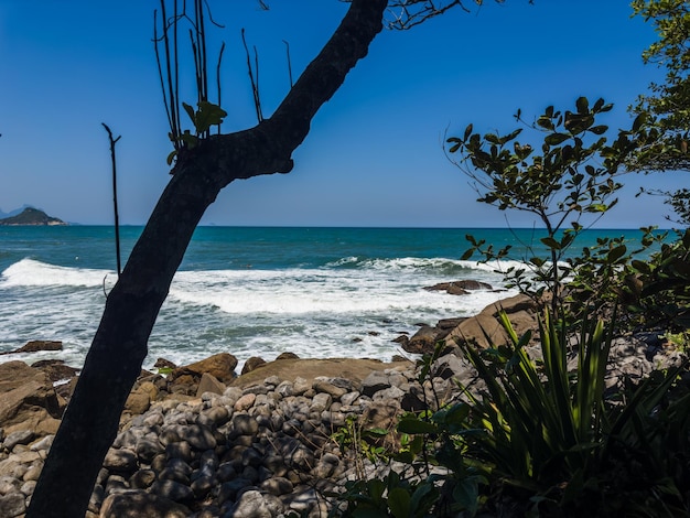 Vue sur la plage de Prainha un paradis à l'ouest de Rio de Janeiro Brésil Grandes collines autour de journée ensoleillée