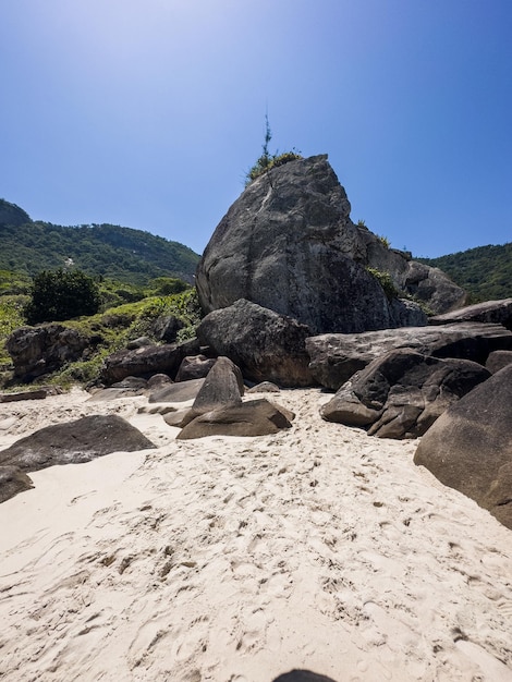 Vue sur la plage de Prainha un paradis à l'ouest de Rio de Janeiro Brésil Grandes collines autour de journée ensoleillée