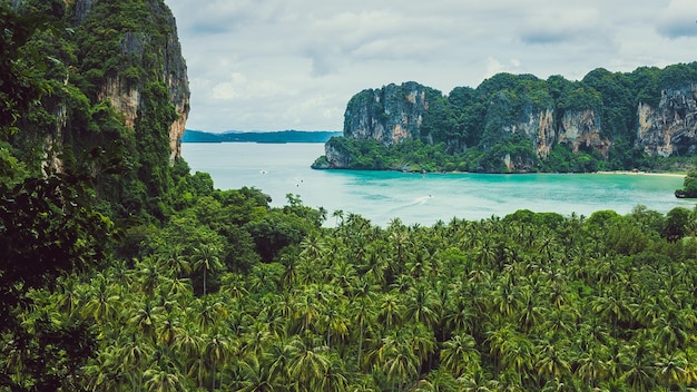 Vue sur la plage de Railay à partir d'une hauteur Krabi Thaïlande