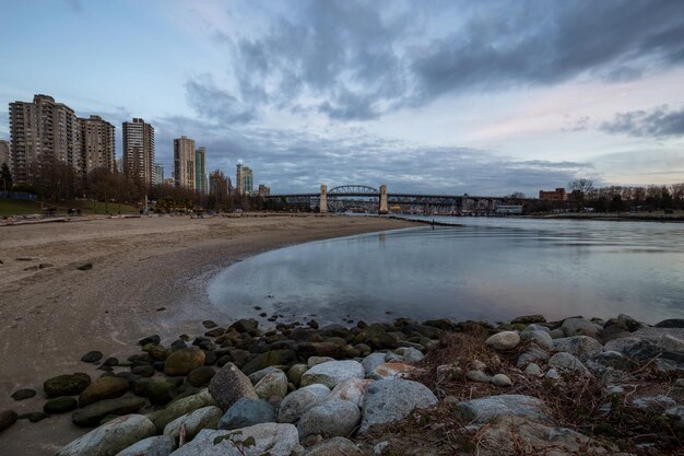 Vue sur la plage de sable du centre-ville de Vancouver