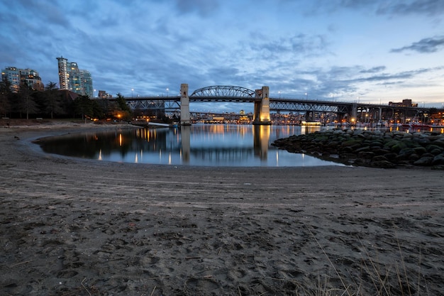 Vue sur la plage de sable du centre-ville de Vancouver