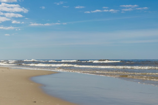 Vue sur la plage de sable de la mer Baltique par une journée venteuse