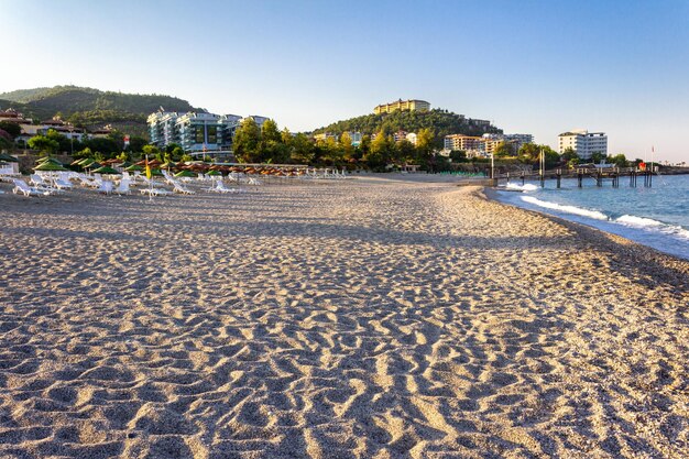 Photo vue sur la plage de sable par un matin ensoleillé turquie mahmutlarkargicak