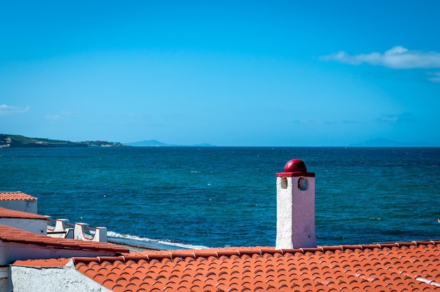 Vue sur la plage sarde depuis un bâtiment typique