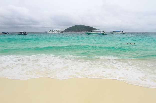 La vue de la plage en Thaïlande