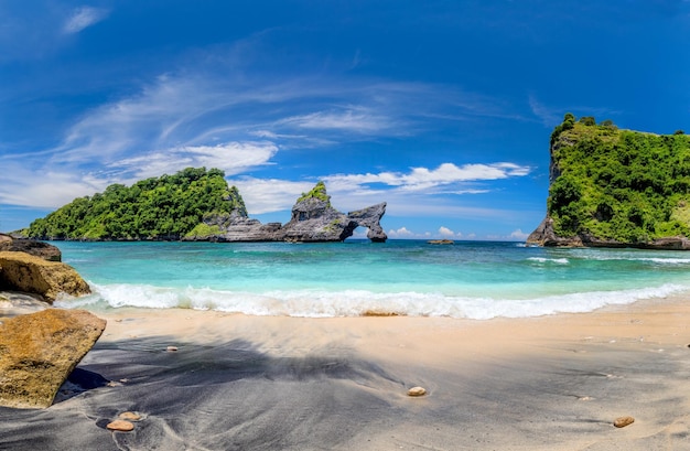 Vue sur plage tropicale idyllique avec petite île et azur parfait de l'eau propre personne n'Indonésie Bali Nusa Penida