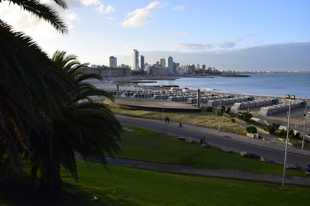 Vue sur l'une des plages les plus populaires de la ville de Mar del Plata Argentine