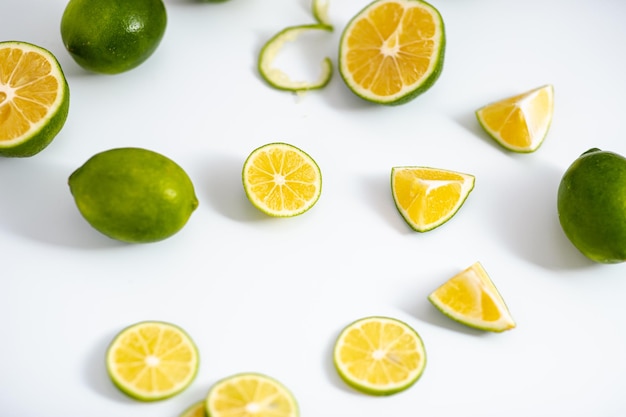 Vue à plat des citrons vert lime sur fond blanc isoléComprend un espace de copie