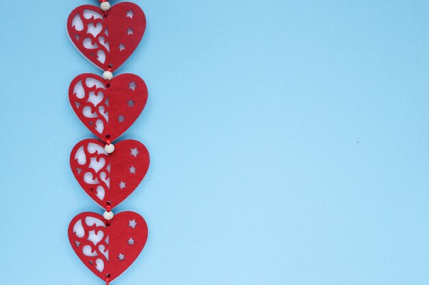 Vue à Plat Des Coeurs De La Saint-valentin Sur Fond Bleu. Symbole D'amour Et Concept De La Saint-valentin. Copyplace, Espace Pour Le Texte Et Le Logo.