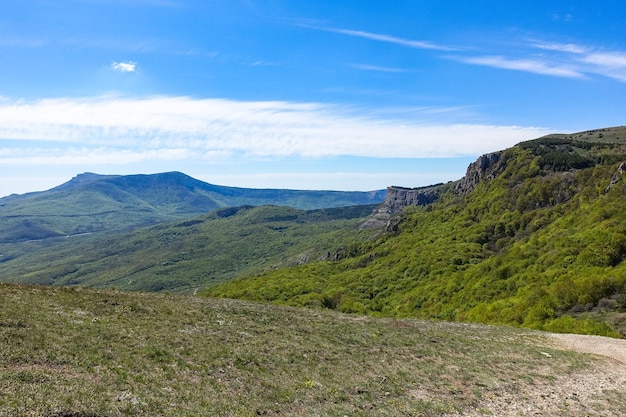 Vue sur le plateau ChatyrDag depuis le sommet de la chaîne de montagnes Demerdzhi en Crimée Russie