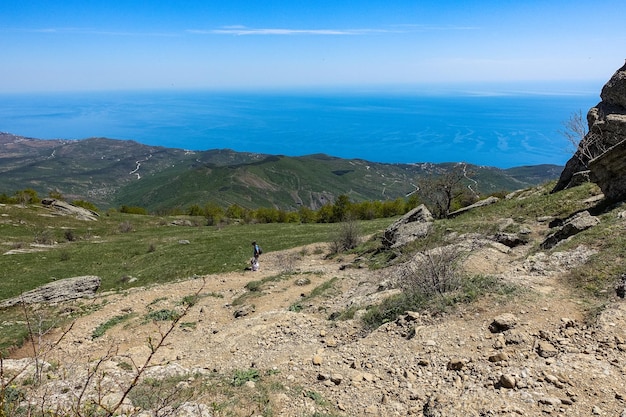 Vue sur le plateau des montagnes de Crimée et la mer Noire depuis le sommet du Demerdzhi Russie