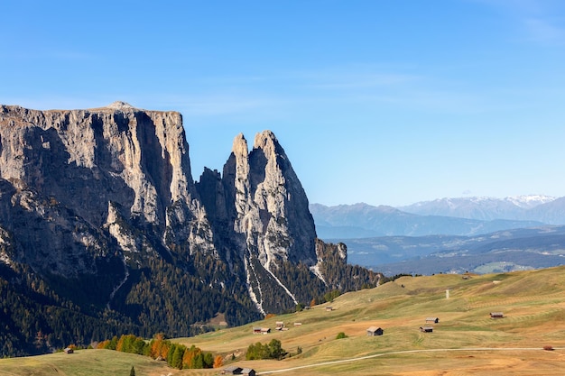 Vue sur le plateau de Seiser Alm avec la montagne Punta Euringer et Val Gardena Tyrol du Sud Italie