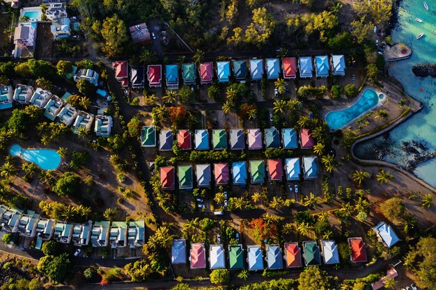 Vue plongeante sur le complexe hôtelier. Partie grise de l'île Maurice.