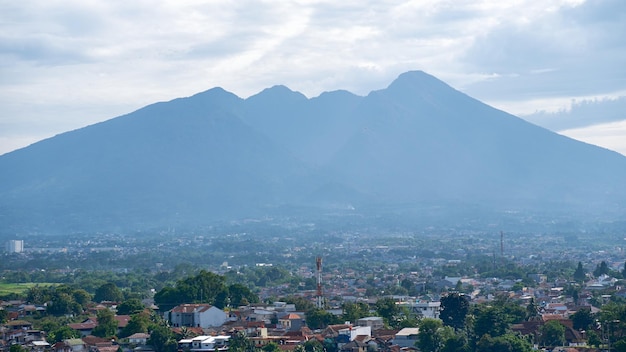 Une vue plongeante sur le mont Salak Bogor