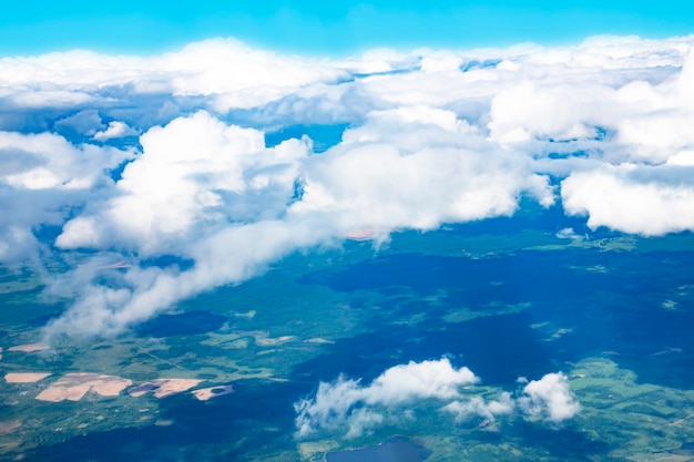 Vue plongeante sur les nuages blancs et le paysage verdoyant du village