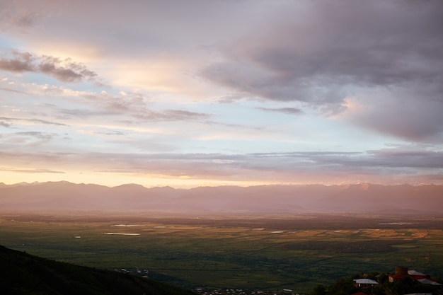 Vue plongeante sur la vallée de l&#39;Alazani, nuages dans le ciel.