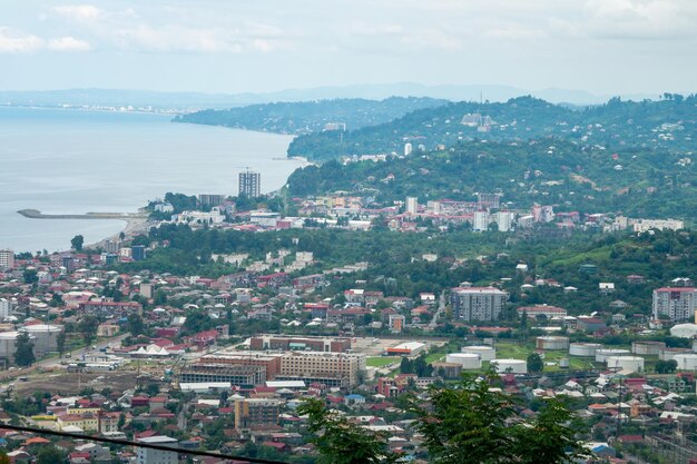 Vue plongeante sur la ville et la mer