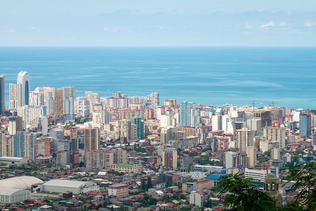 Vue plongeante sur la ville et la mer