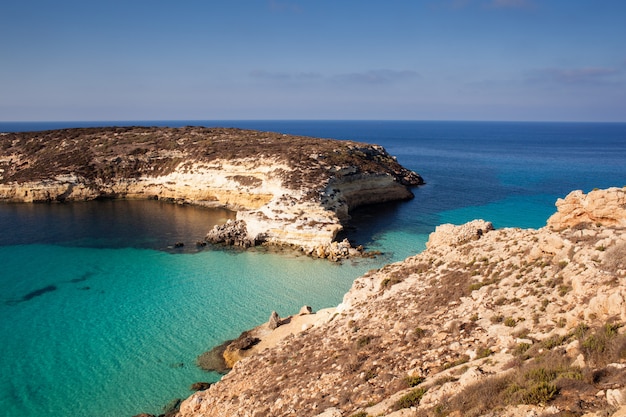 Vue de la plus célèbre place maritime de Lampedusa appelée Spiaggia dei conigli,