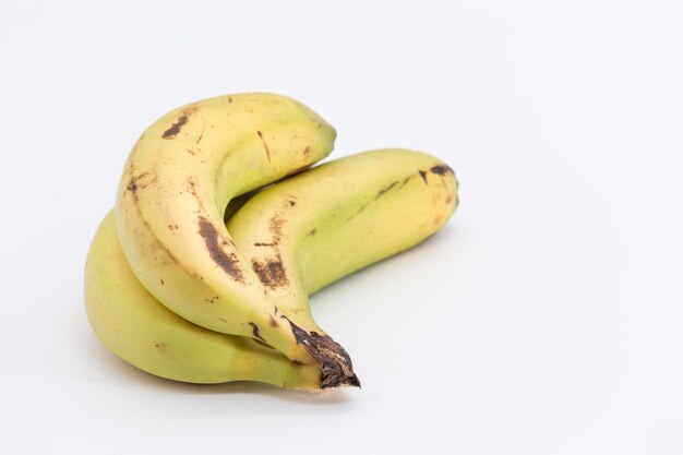 Vue de plusieurs bananes sur fond blanc, bananes canariennes