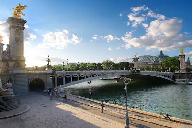 Vue sur le pont Alexadre III et le Grand Palais à Paris, France
